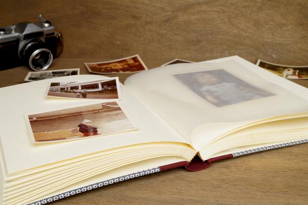 Light or black photo cardboard to choose from